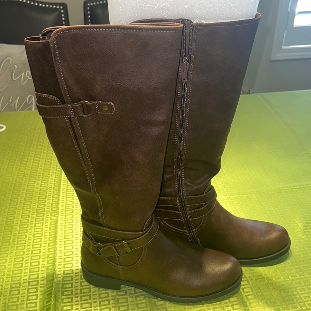 Brand new with box! Never worn fall/winter boots! Beautiful leather Denver Hayes